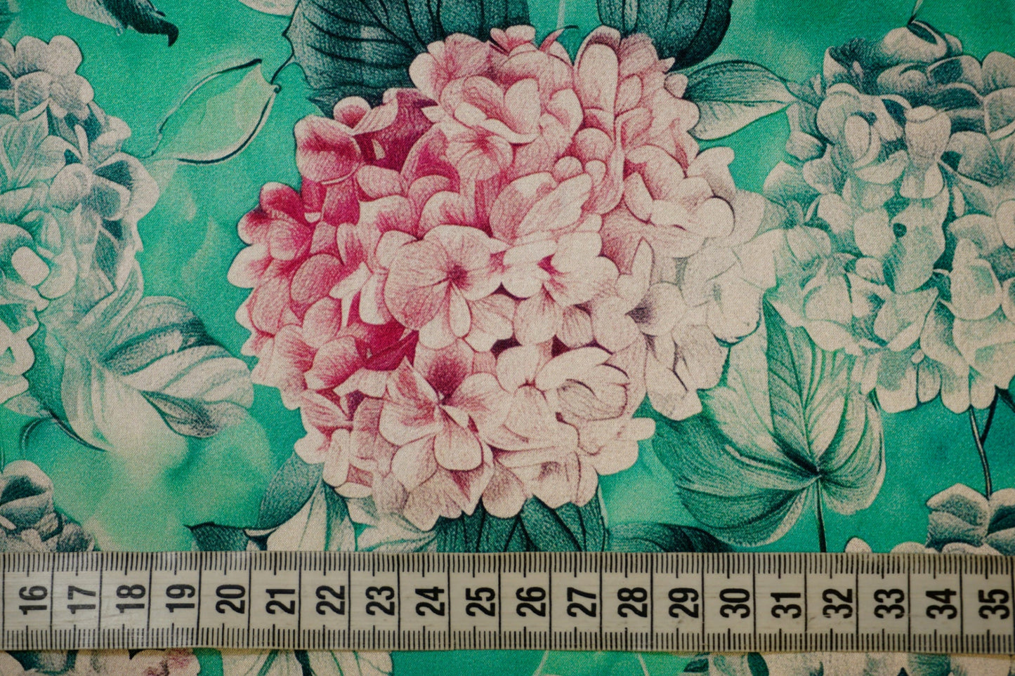 Federleichte italienische Seide mit Elastan, Detail des floralen Hortensienmusters, hochwertige Meterware für elegante Kreationen