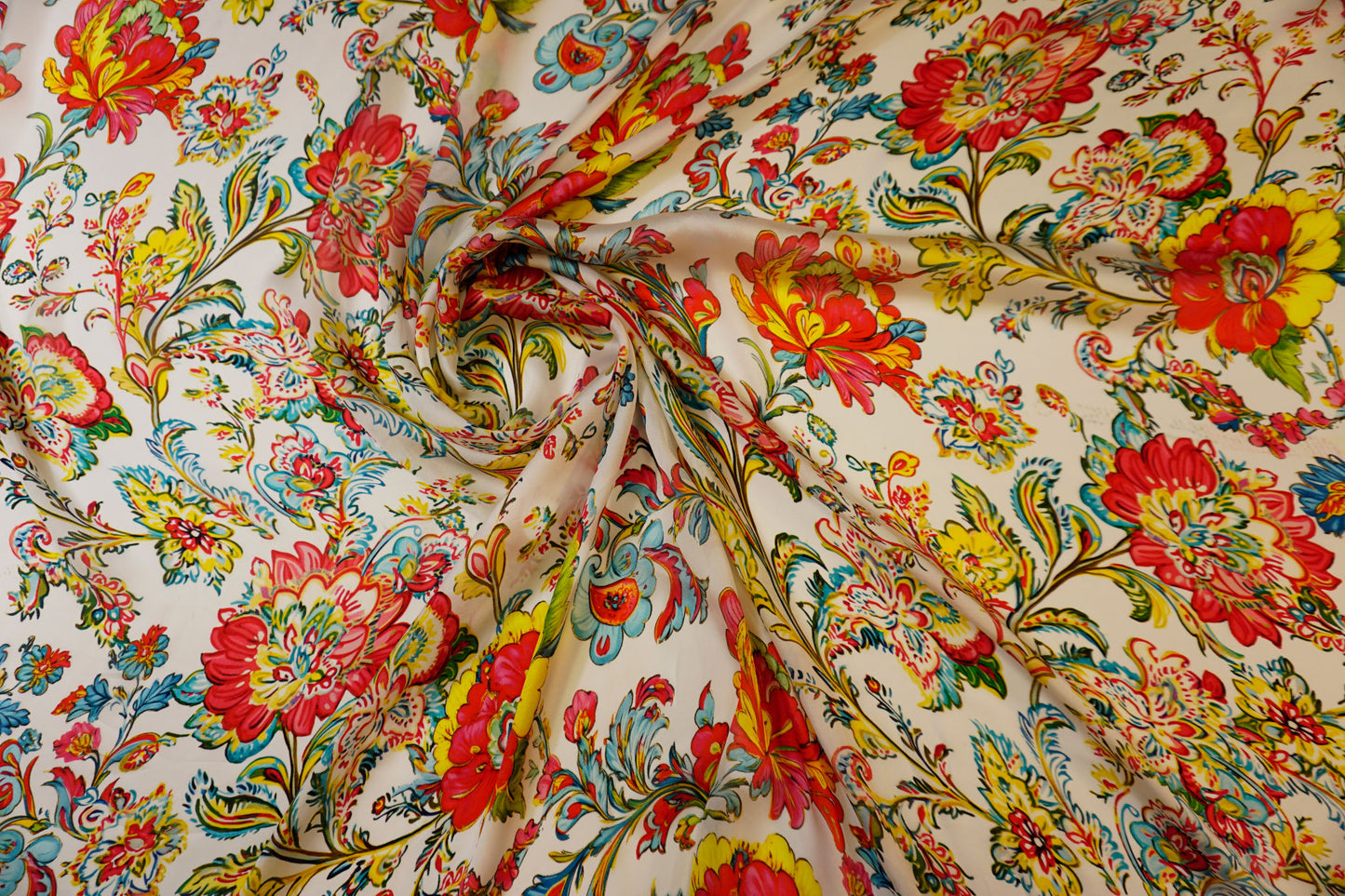 Lightweight silk georgette with a magnificent floral pattern