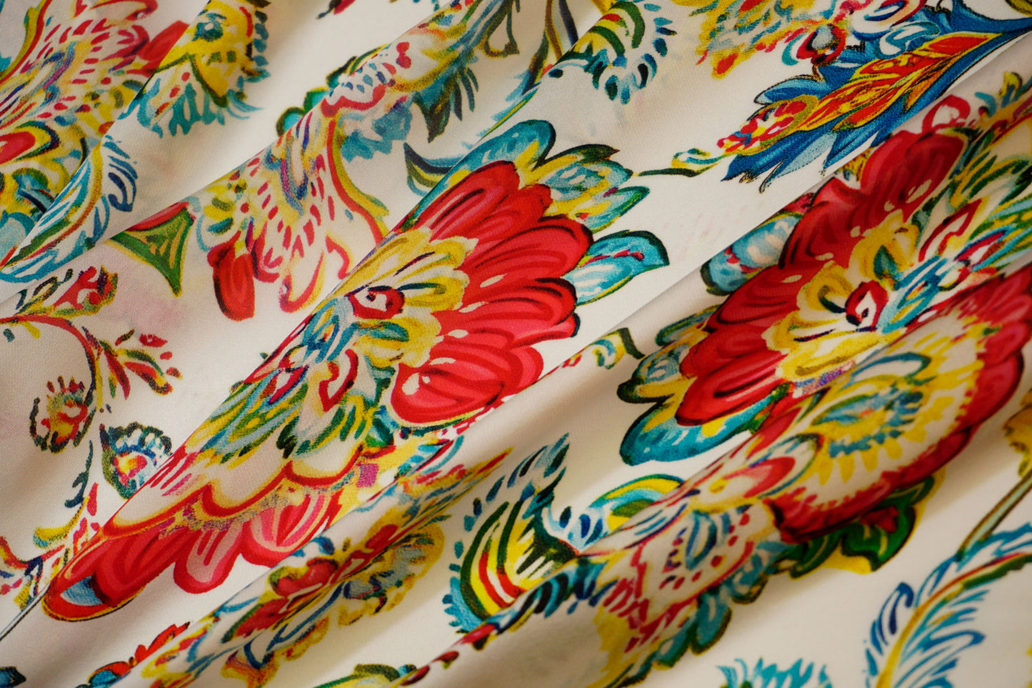 Lightweight silk georgette with a magnificent floral pattern