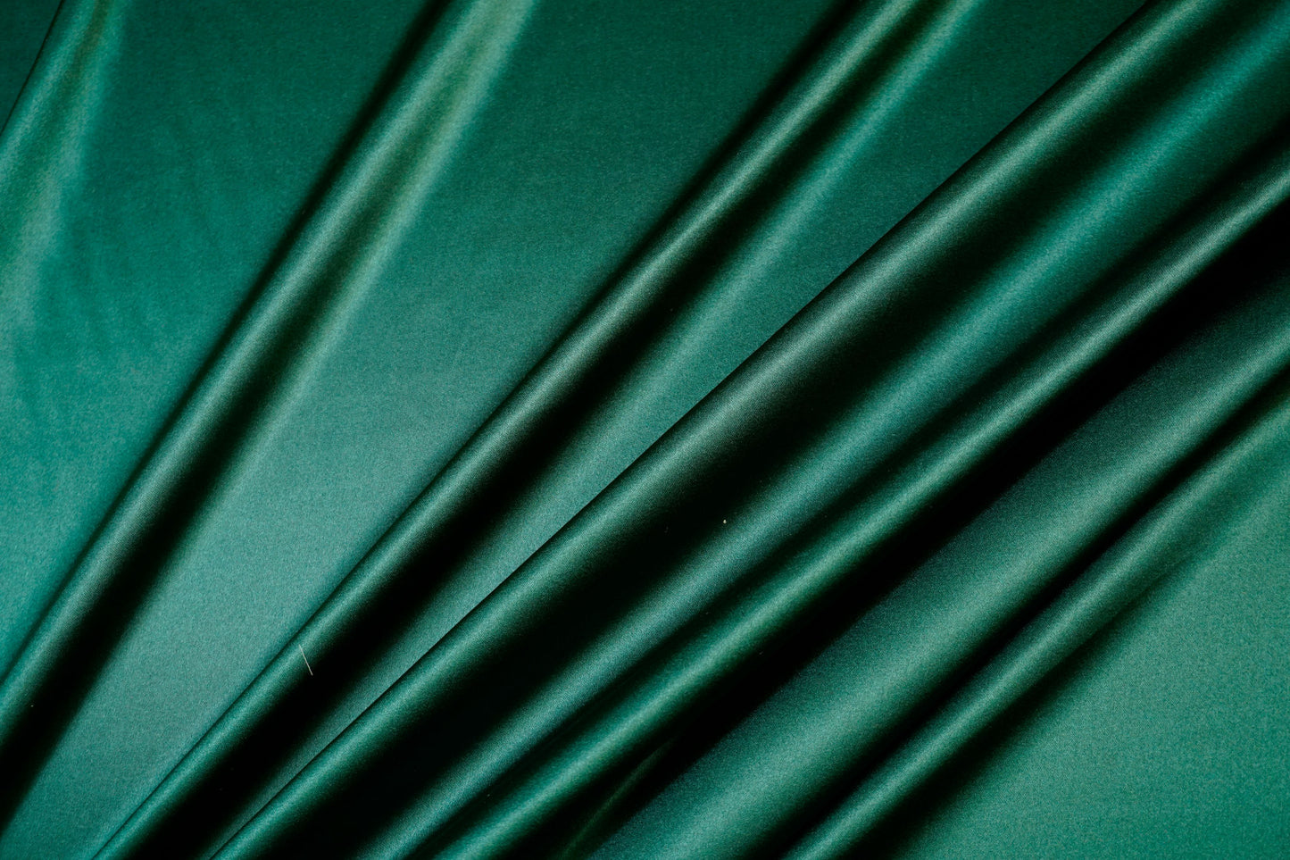 Elegant silk blend with shine in bottle green