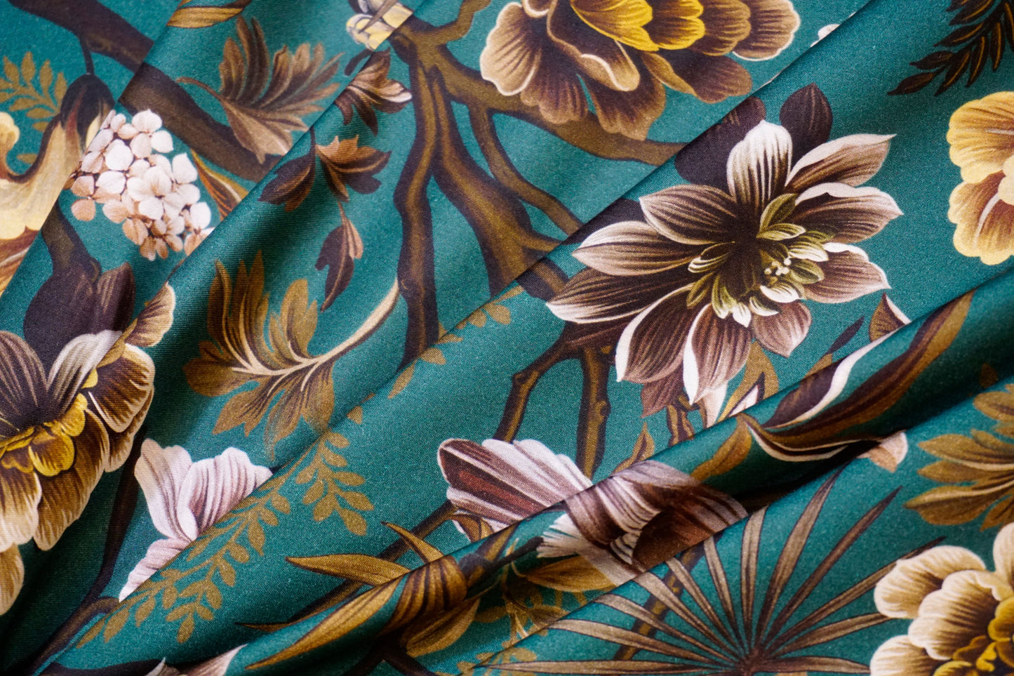Exclusive viscose with border print – elegance meets nature