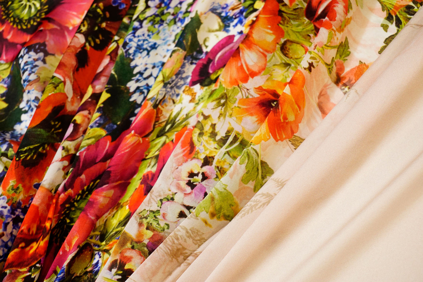 Airy silk chiffon with a dreamy border print