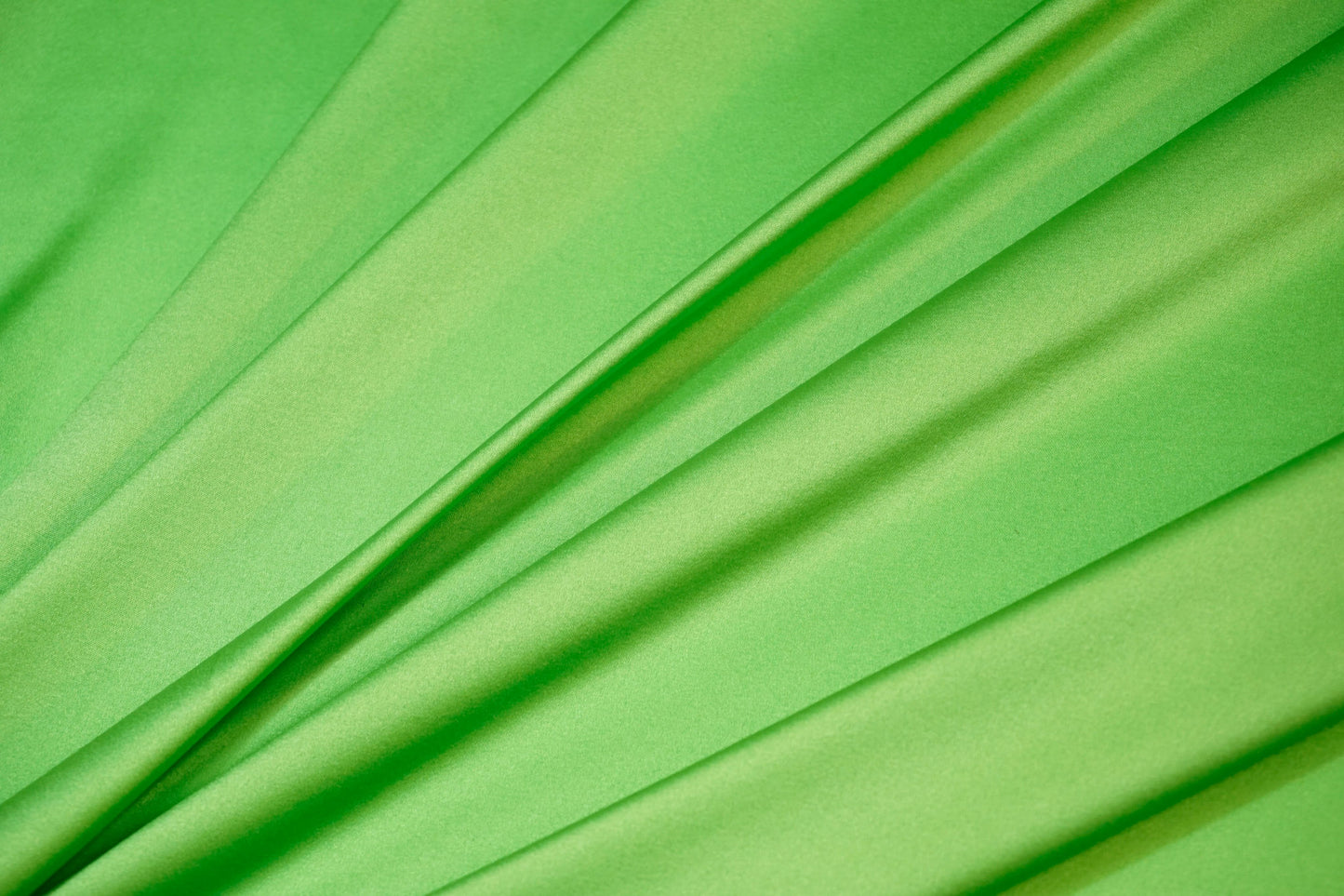 Detailaufnahme des Seidensatins – fein gewebt, glatte, glänzende Oberfläche, leichter Stretch für bequemen Fall und fließende Silhouetten