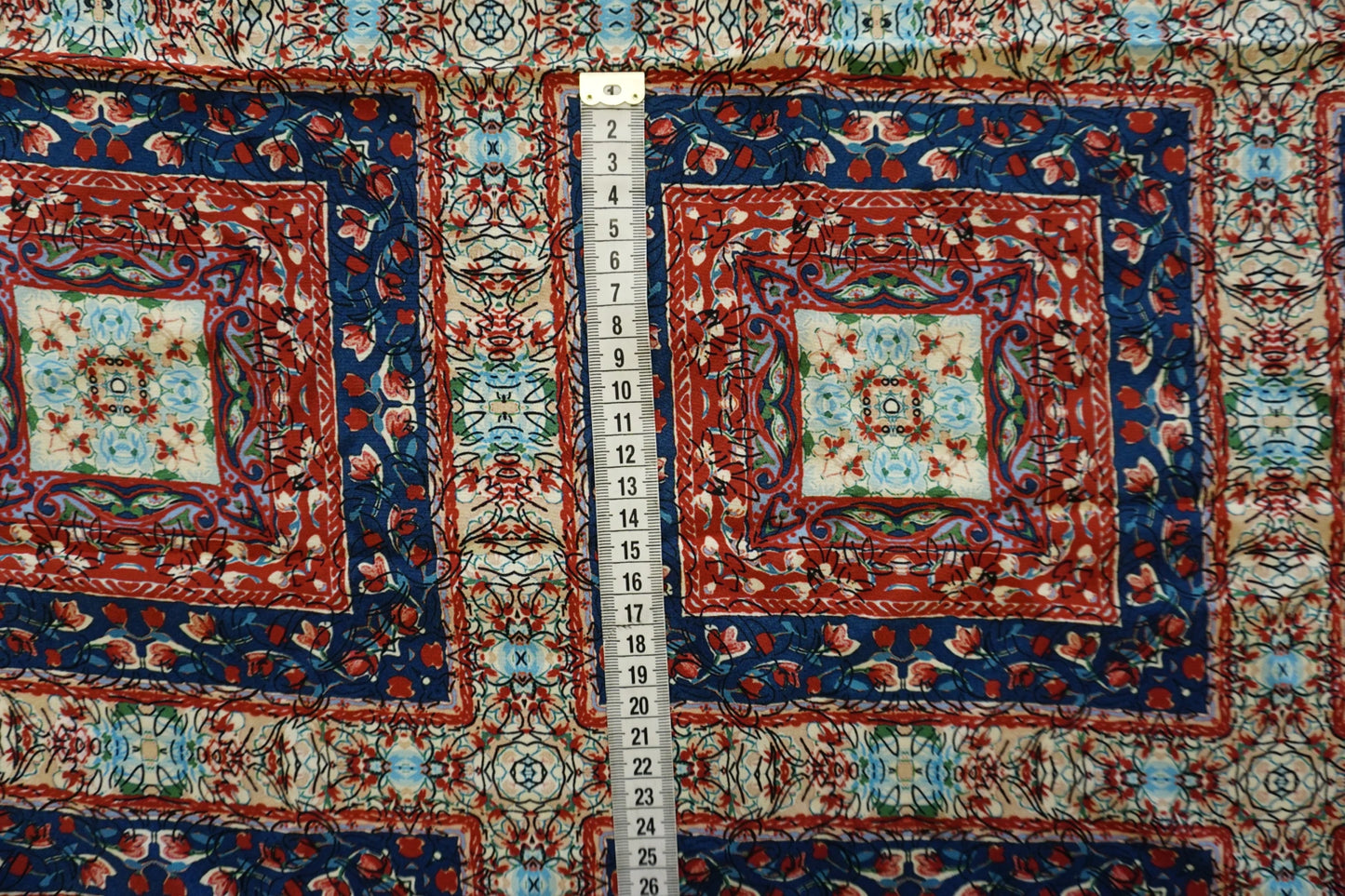 Rest 120 cm x 138 cm Seidencrêpe | Orientalisches Medaillonmuster | Made in Italy