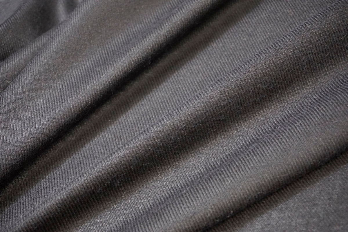 Detailaufnahme Kaschmir-Twill – feine Linienstruktur, leicht glänzend, weich, leicht durchscheinend und luxuriös im Griff