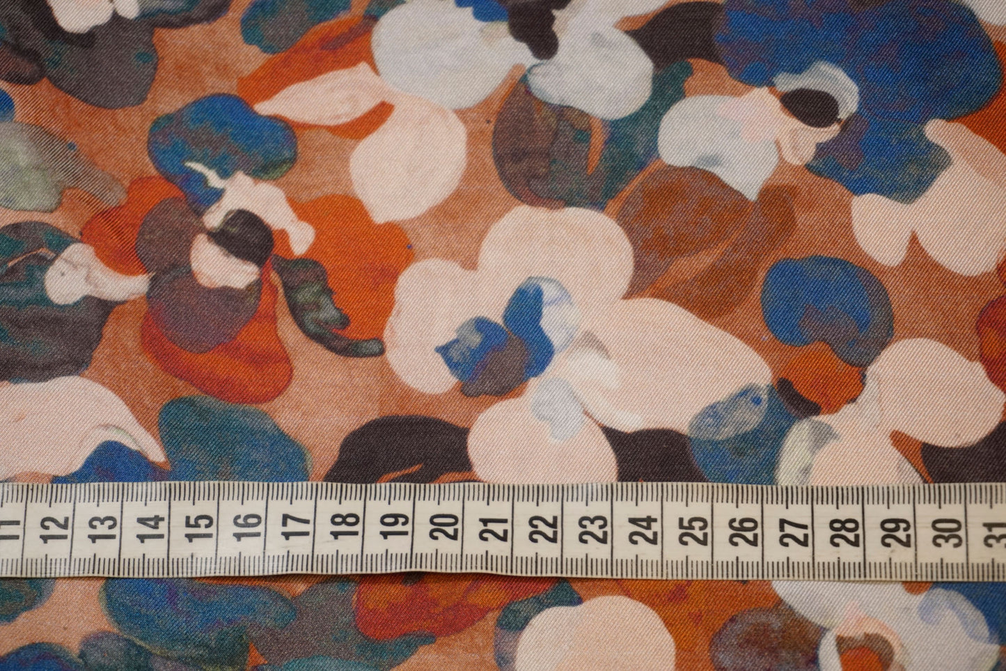 Florales Dessin auf Seidentwill mit Maßband – feine Proportionen und hochwertige Detailwirkung