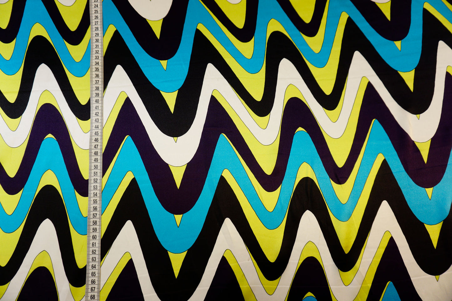 Italienischer Seidensatin mit Zickzack-Print in Lime, Blau und Schwarz