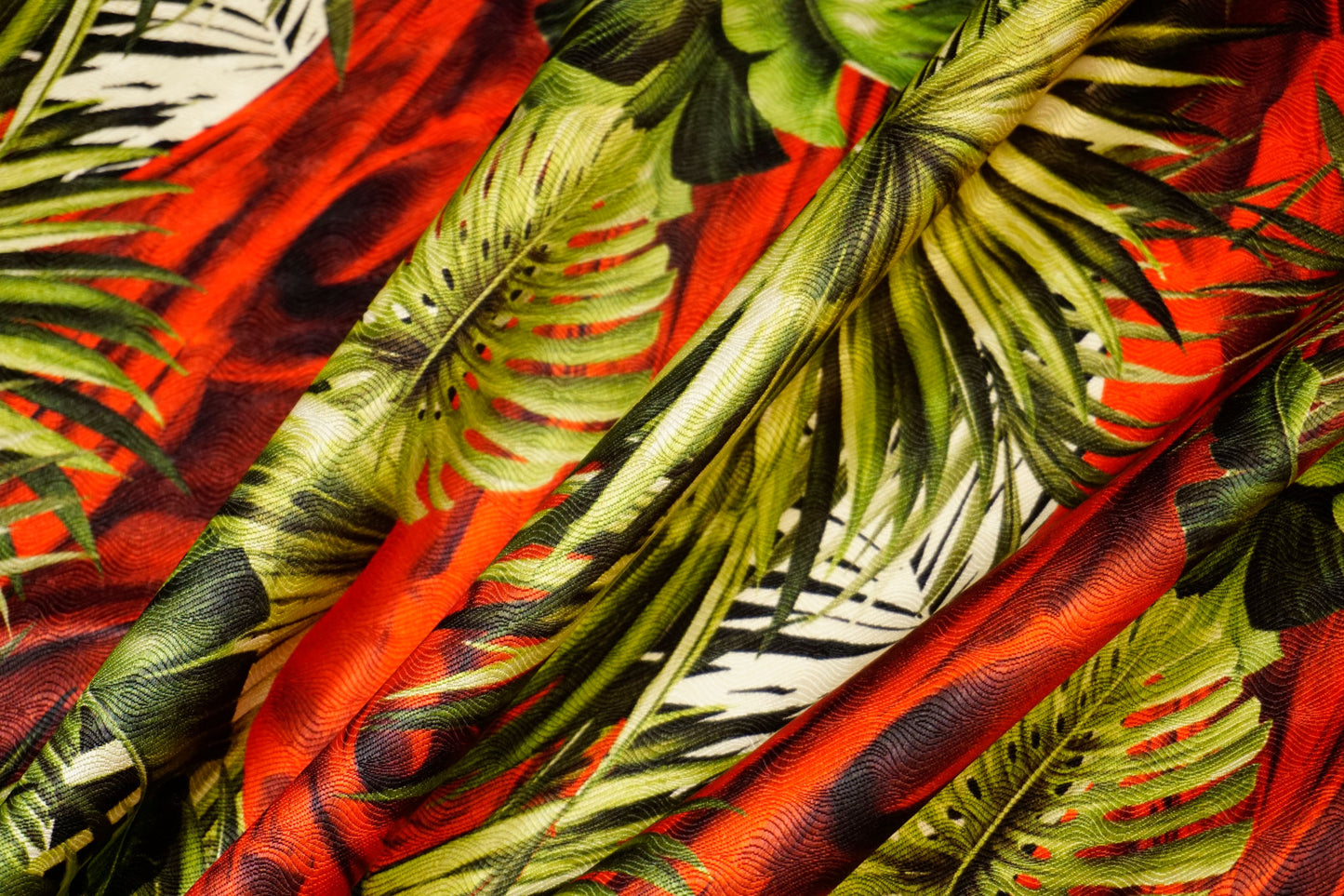 Silk jacquard – tropical design with a noble shimmer