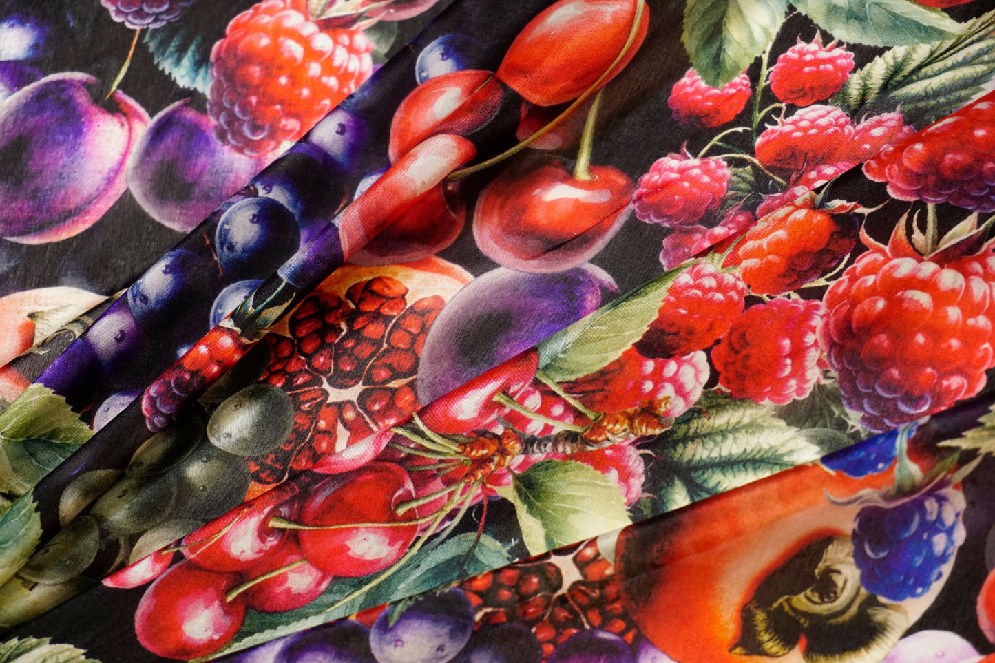 Luftige Seide mit sinnlichem Früchte-Print