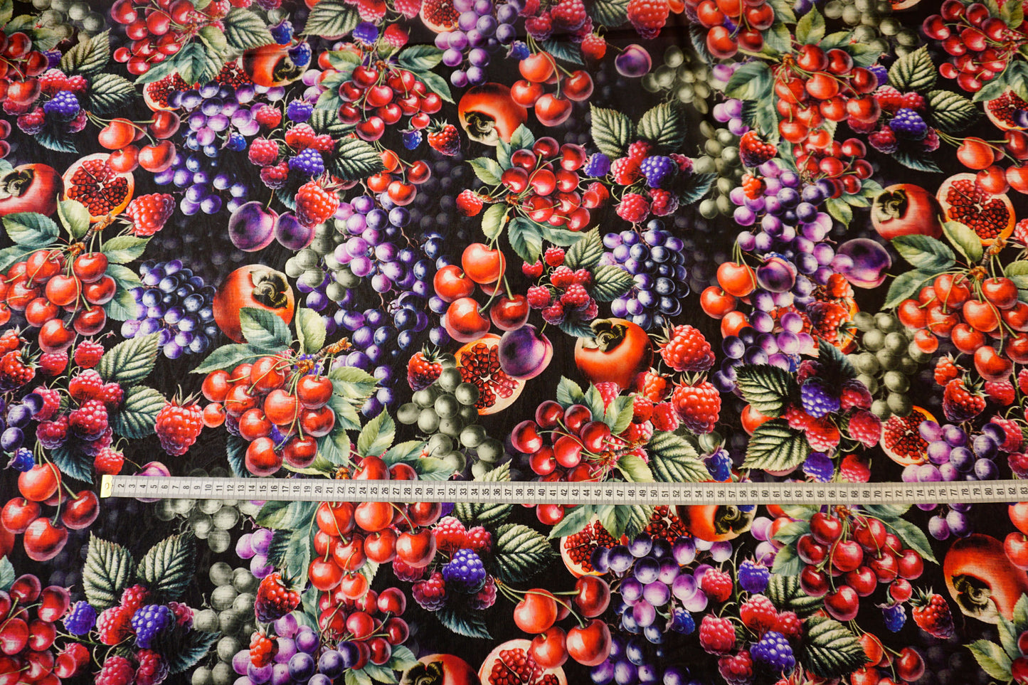 Luftige Seide mit sinnlichem Früchte-Print