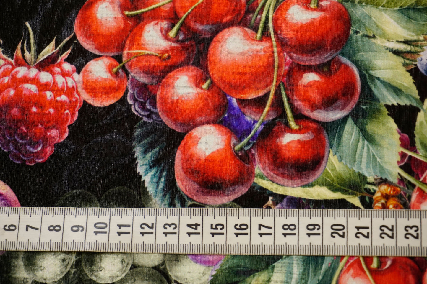 Luftige Seide mit sinnlichem Früchte-Print
