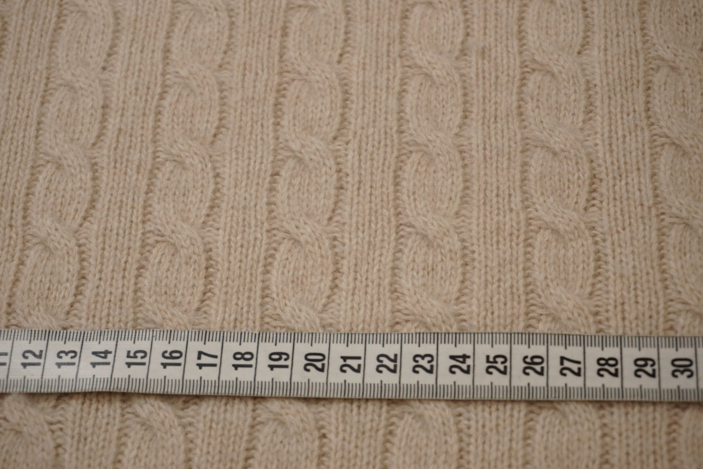 Feiner, weicher Schurwoll-Jersey in Creme mit großem Zopfstrickmuster – plastisch, klar strukturiert und edel verarbeitet, ideal für luxuriöse Strickmode und Loungewear