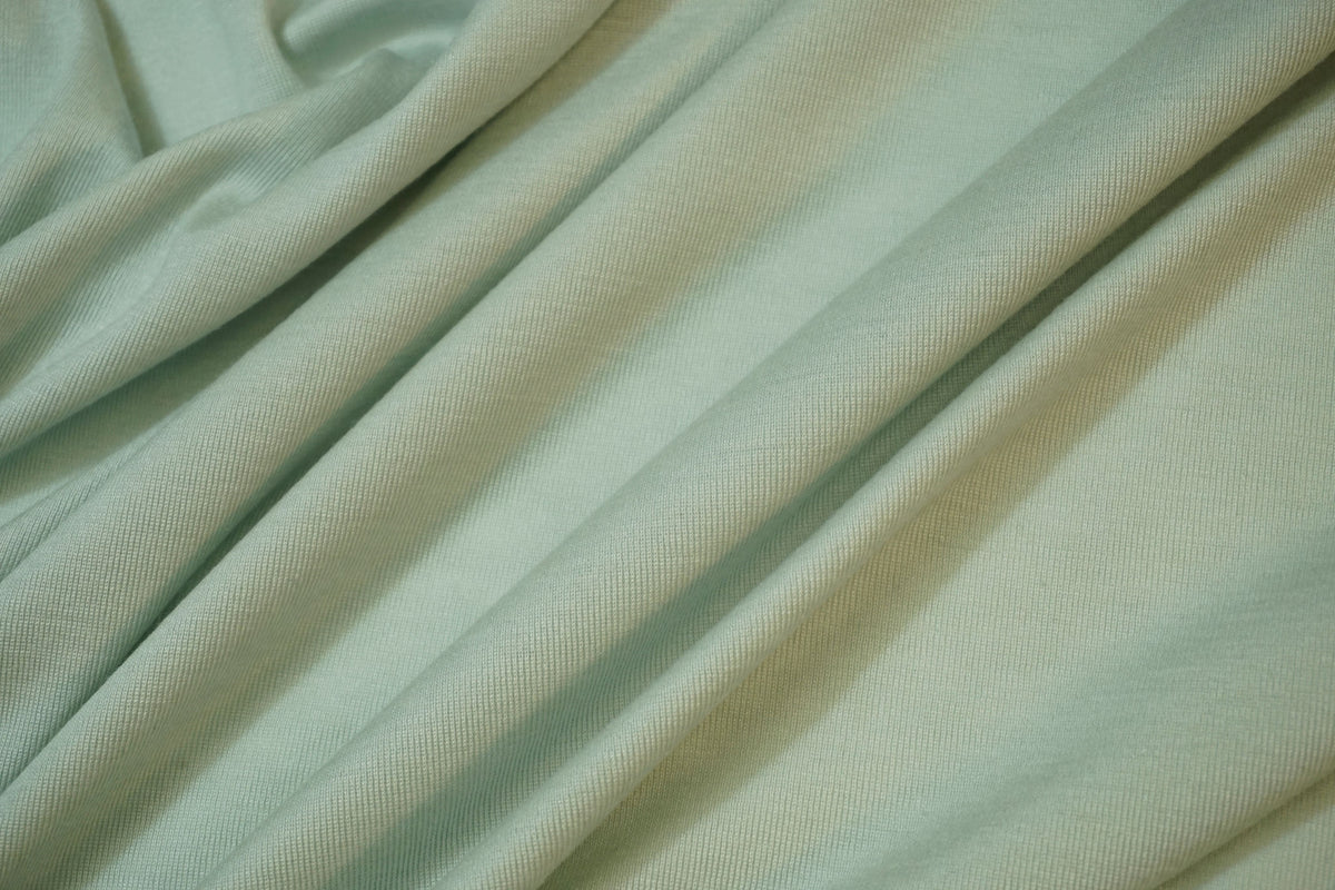 Detailaufnahme des Kaschmir-Seiden-Jerseys – feine Textur, leichter Glanz und weicher Griff