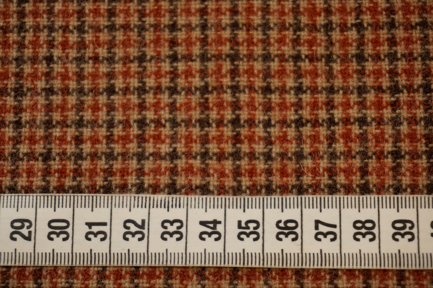 Tweed aus italienischer Webkunst in warmen Rost- und Brauntönen, perfekt für stilvolle Mäntel, Jacken und Kostüme mit Charakter