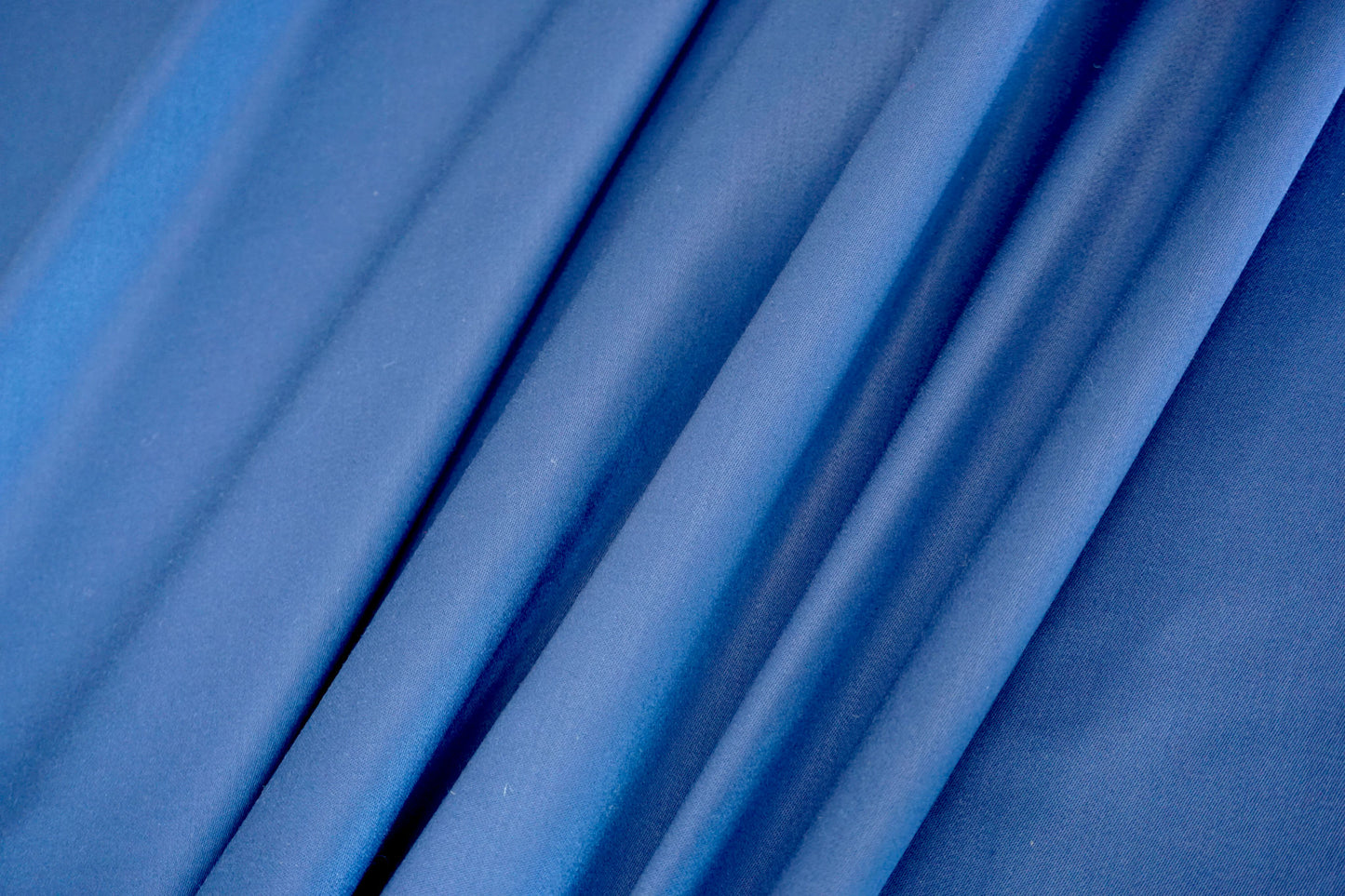 Doppelseitiger Anzugstoff in Tintenblau – matt und leicht glänzend, perfekt für Revers, Taschenklappen oder Designakzente