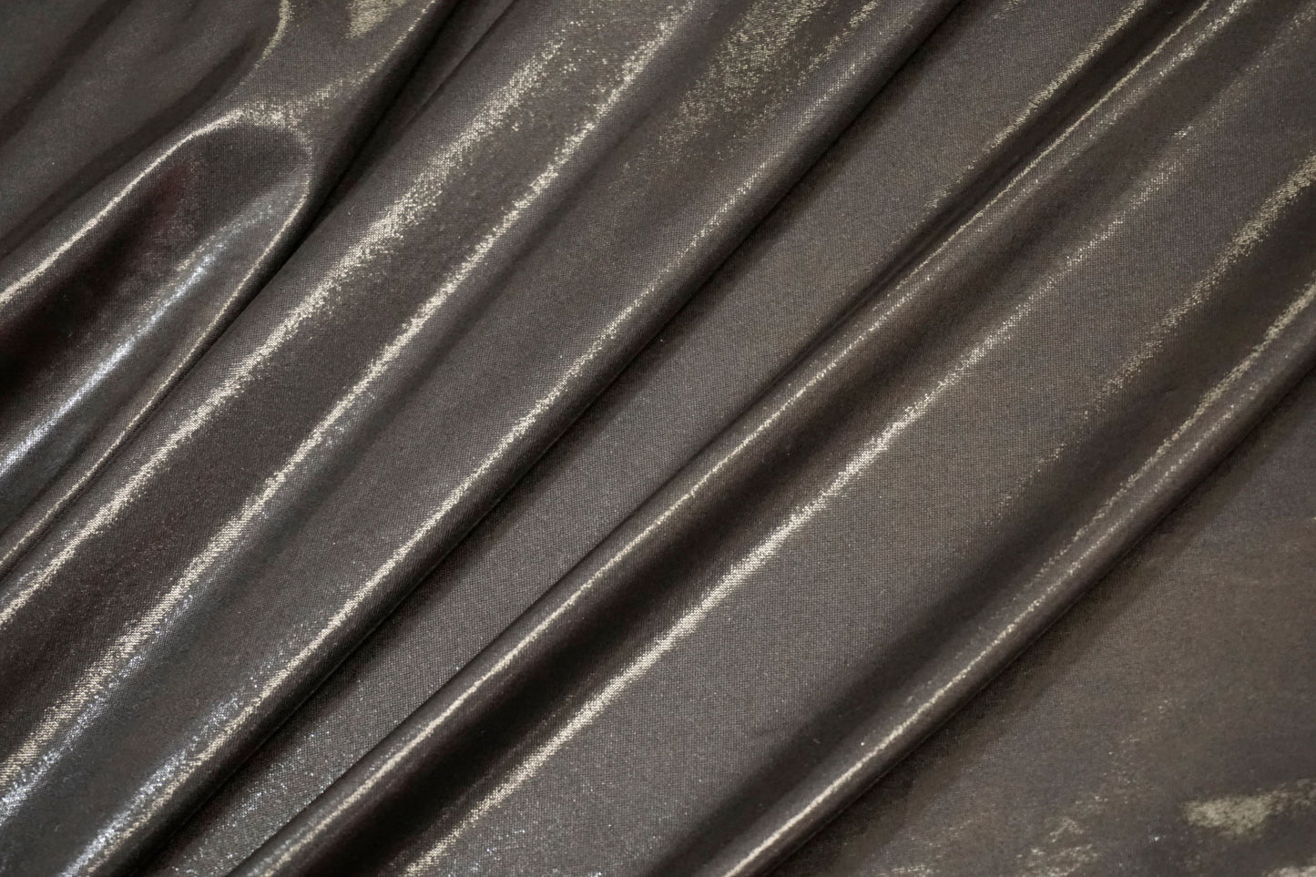Italienischer Liquid-Jersey in Schwarz mit Wet-Look-Effekt Nahaufnahme