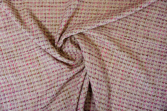 Hochwertiger Bouclé in zartem Rosa mit feinen Creme- und Akzenttönen, moderne Tweed-Optik