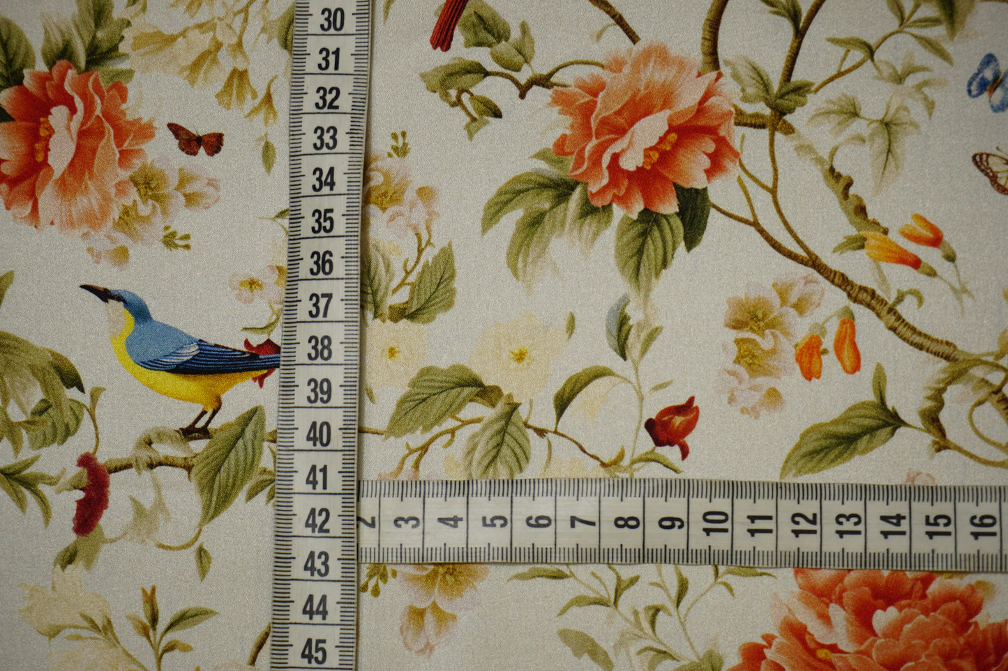 Italienische Seidenstretch-Meterware mit floralem Print und Vogelmotiv Nahaufnahme