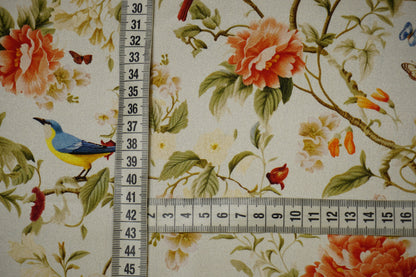 Italienische Seidenstretch-Meterware mit floralem Print und Vogelmotiv Nahaufnahme