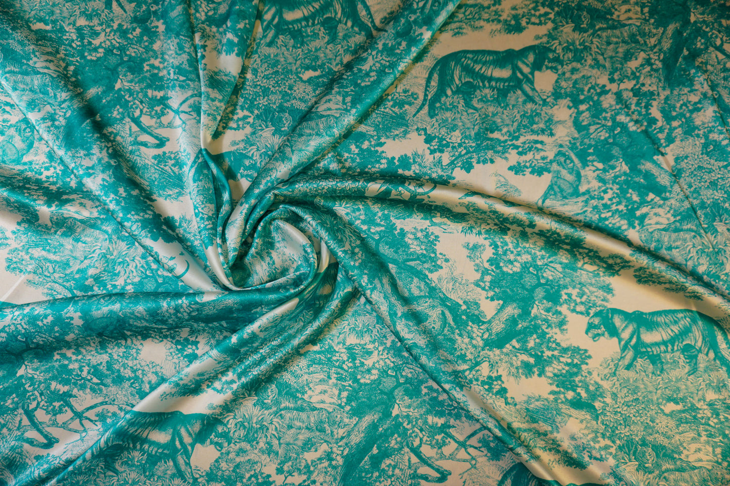 Eleganter Dschungel-Print in Türkis