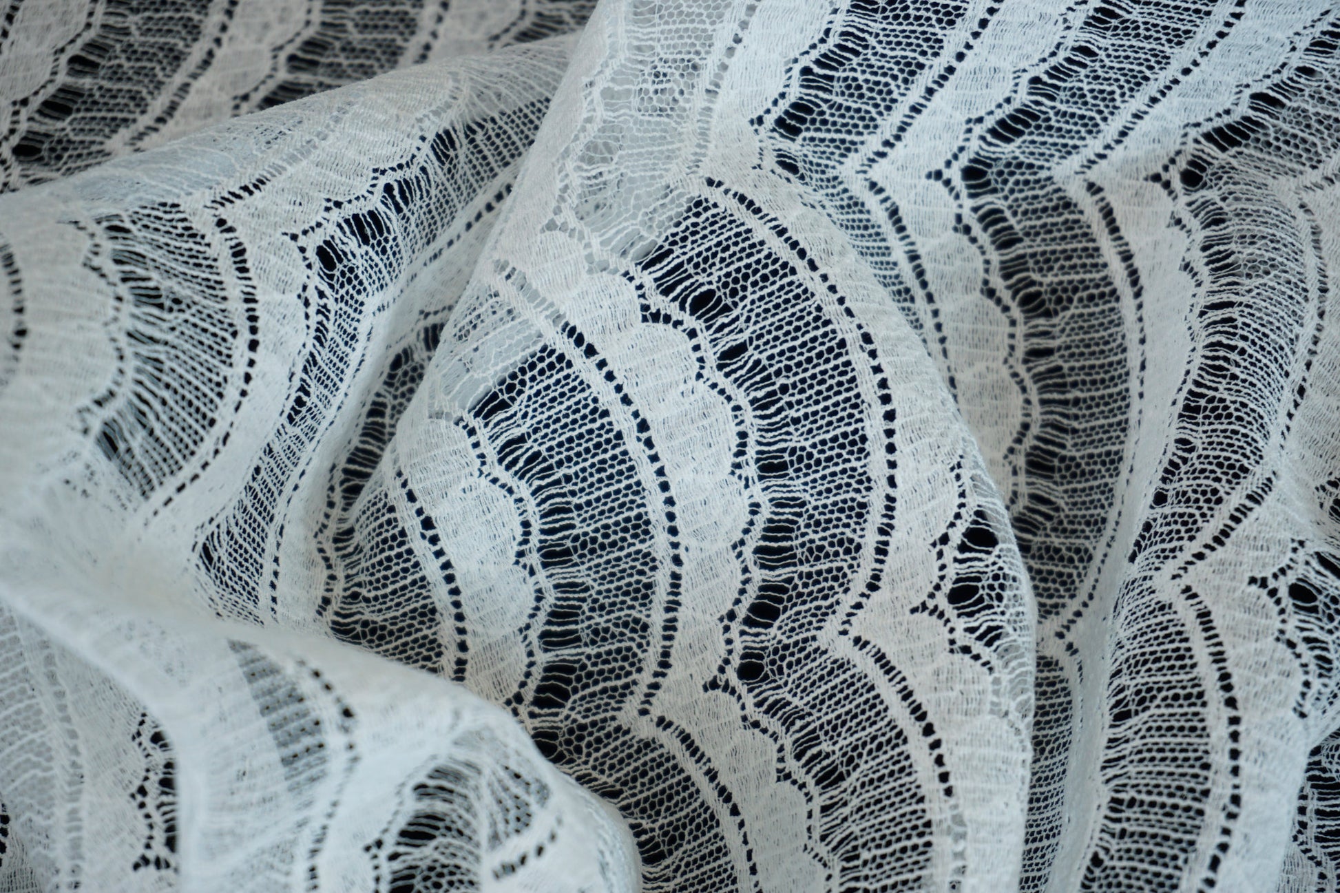 Geschmeidig fallende Viskose-Spitze in Weiß mit dezentem Glanz und luxuriöser Textur