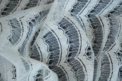 Geschmeidig fallende Viskose-Spitze in Weiß mit dezentem Glanz und luxuriöser Textur