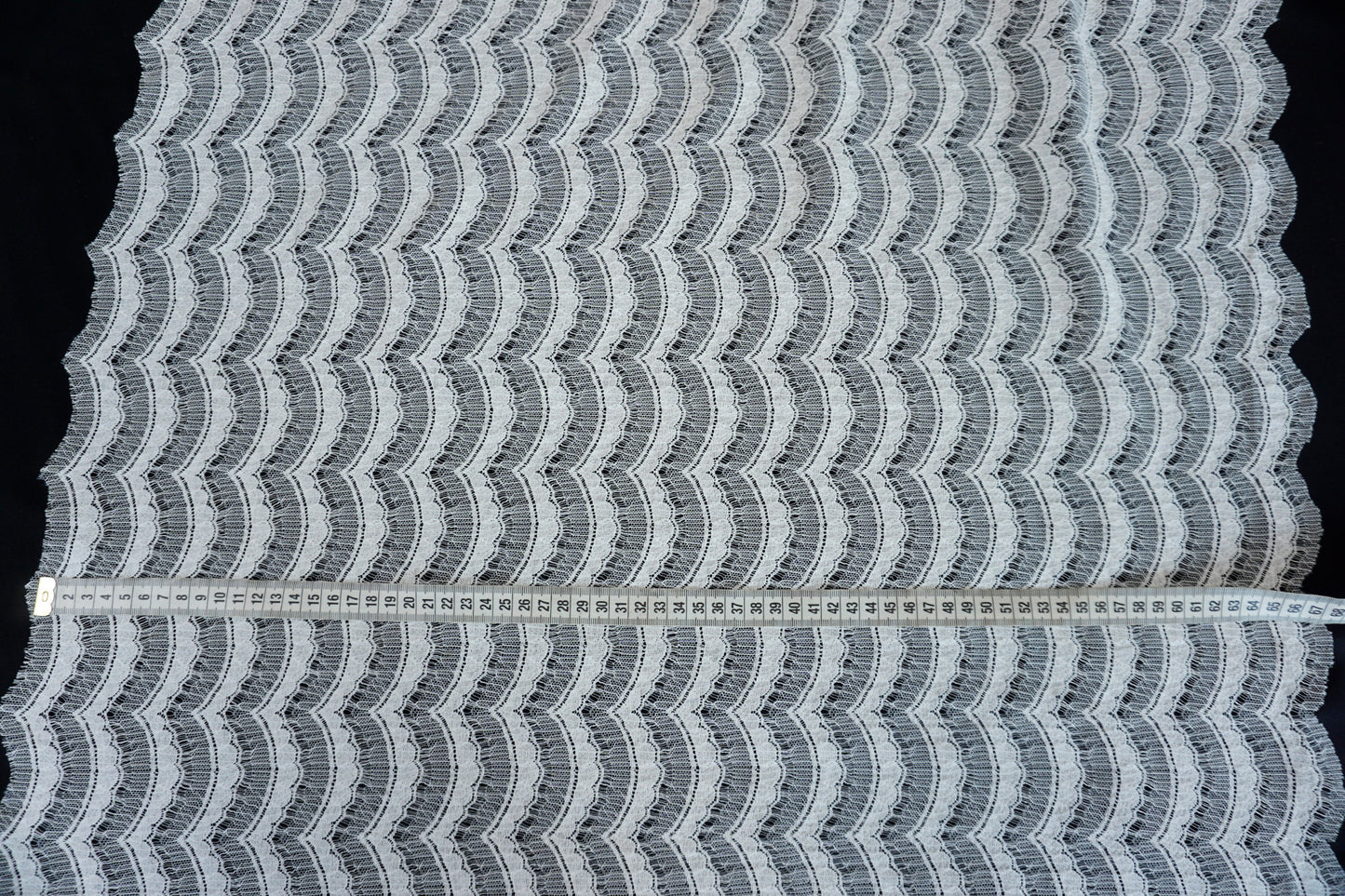 Zarte Spitzenkante mit geschwungenem Muster, perfekt für Säume, Ärmel oder Dekolletés