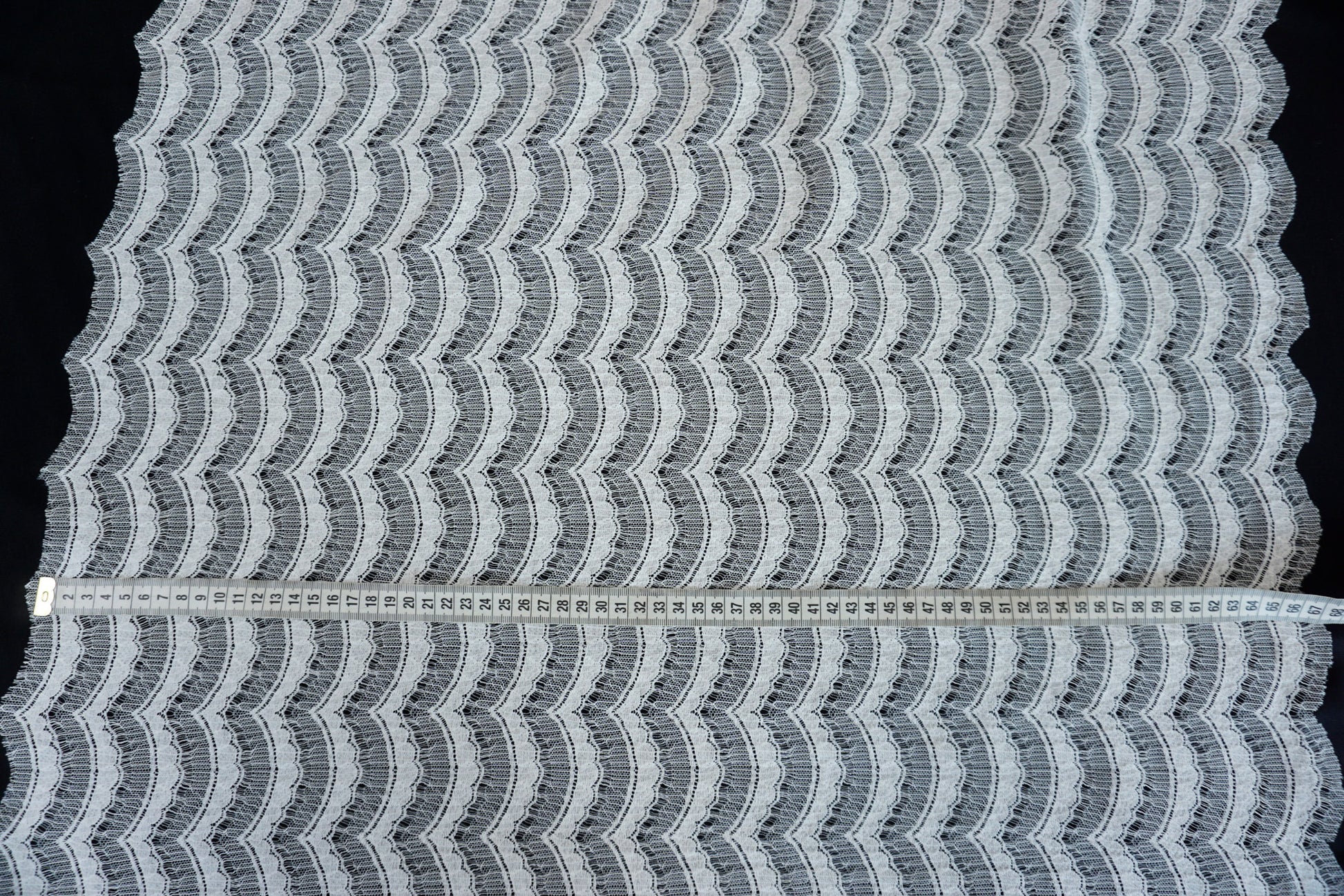 Zarte Spitzenkante mit geschwungenem Muster, perfekt für Säume, Ärmel oder Dekolletés