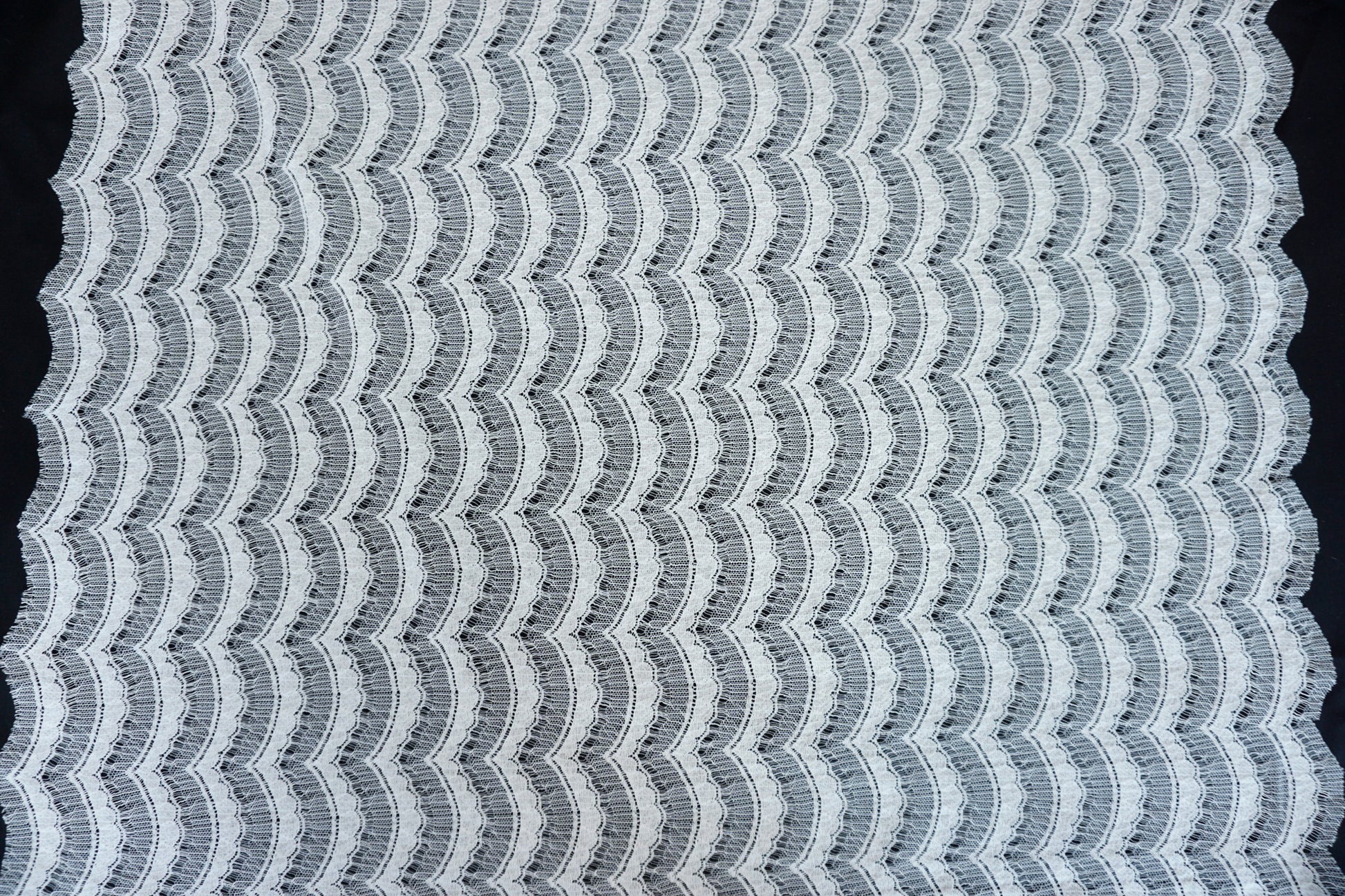 Exklusive weiße Spitze mit harmonischem Wellenmuster, ideal für Brautmode, Abendkleider und Couture