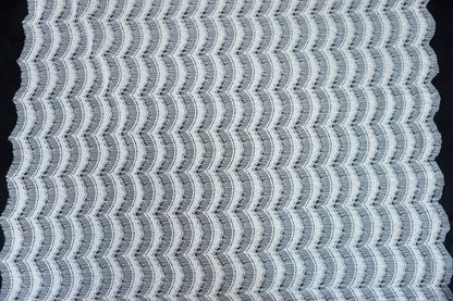 Exklusive weiße Spitze mit harmonischem Wellenmuster, ideal für Brautmode, Abendkleider und Couture
