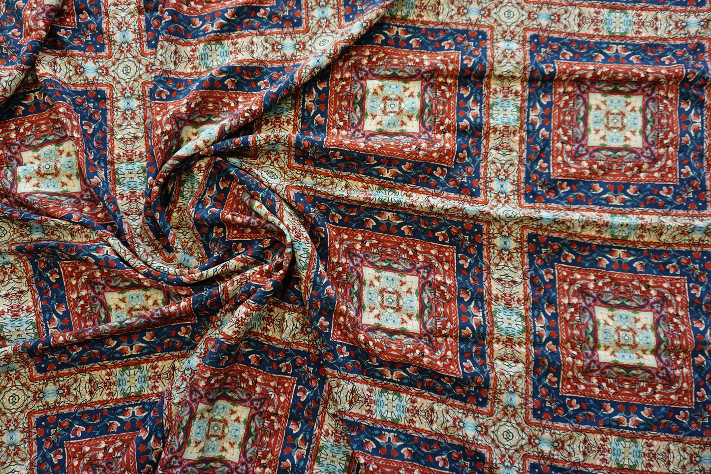 Rest 120 cm x 138 cm Seidencrêpe | Orientalisches Medaillonmuster  | Made in Italy