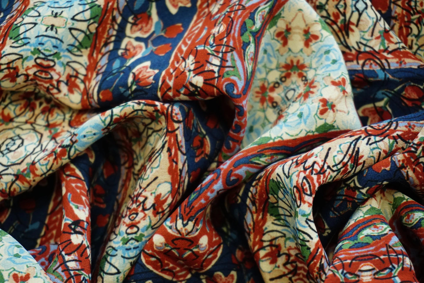 Rest 120 cm x 138 cm Seidencrêpe | Orientalisches Medaillonmuster  | Made in Italy