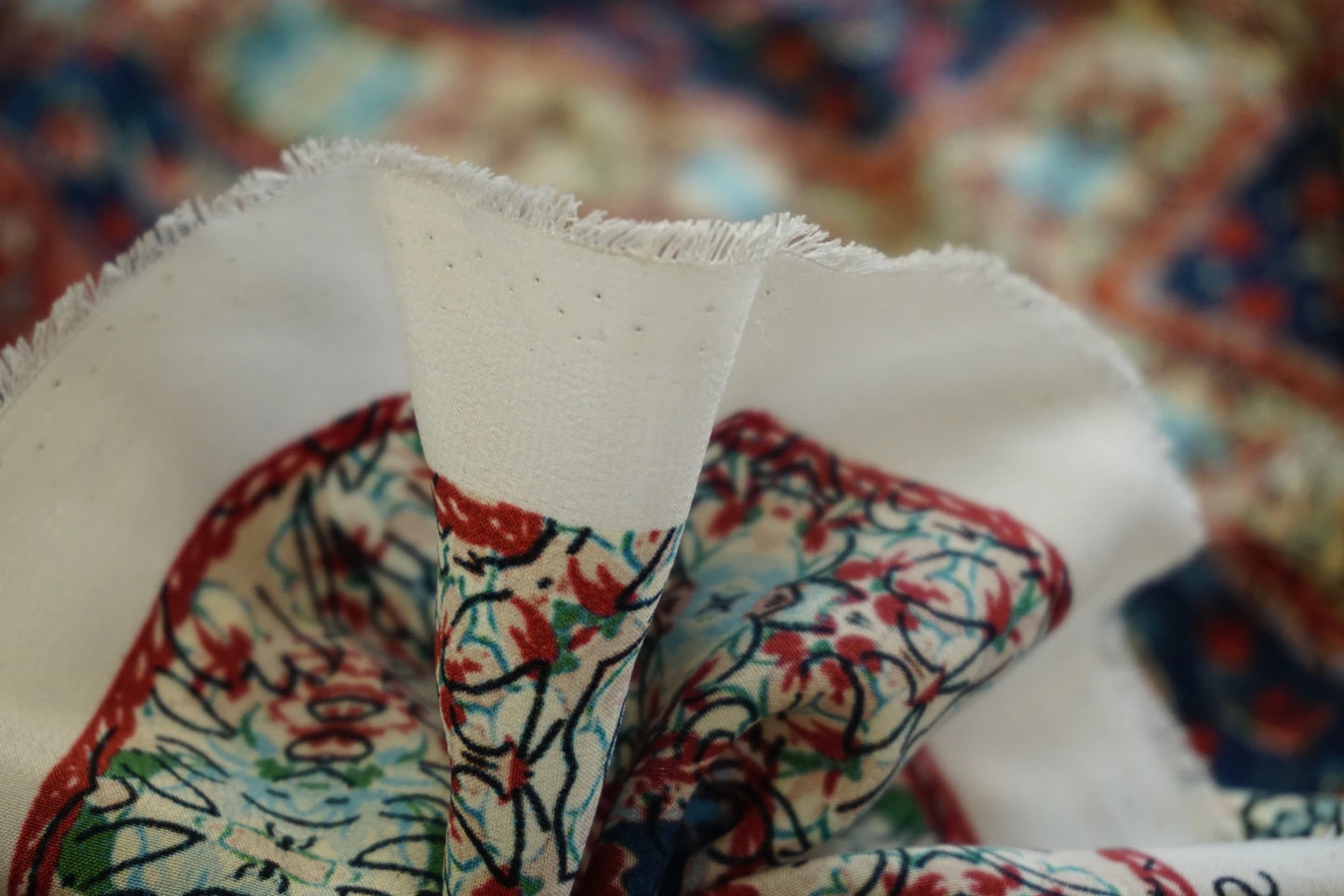Rest 120 cm x 138 cm Seidencrêpe | Orientalisches Medaillonmuster  | Made in Italy