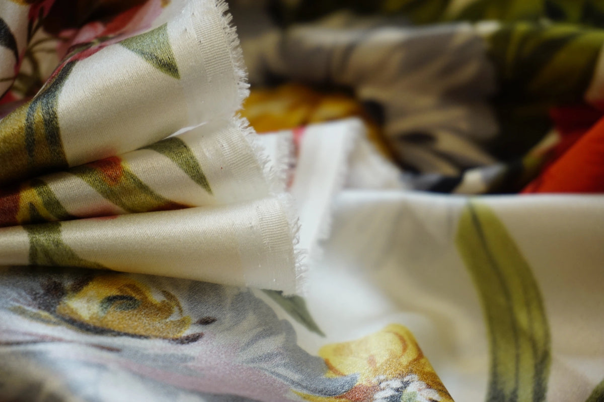 Rest | Seidenstretch | Große malerische Blumen auf Creme | Made in Italy