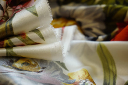 Rest | Seidenstretch | Große malerische Blumen auf Creme | Made in Italy