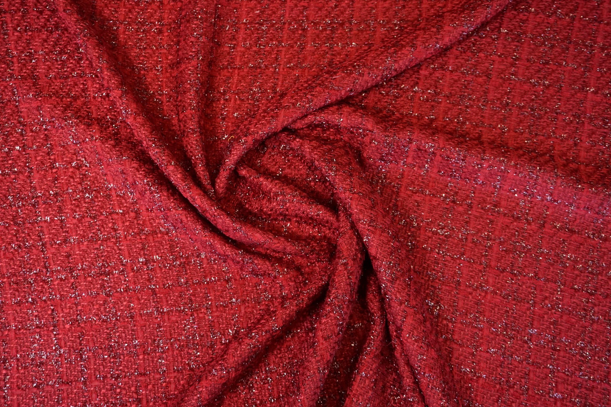 Ausdrucksstarker Bouclé-Stoff in intensivem Rubinrot mit edlem Lurex-Schimmer