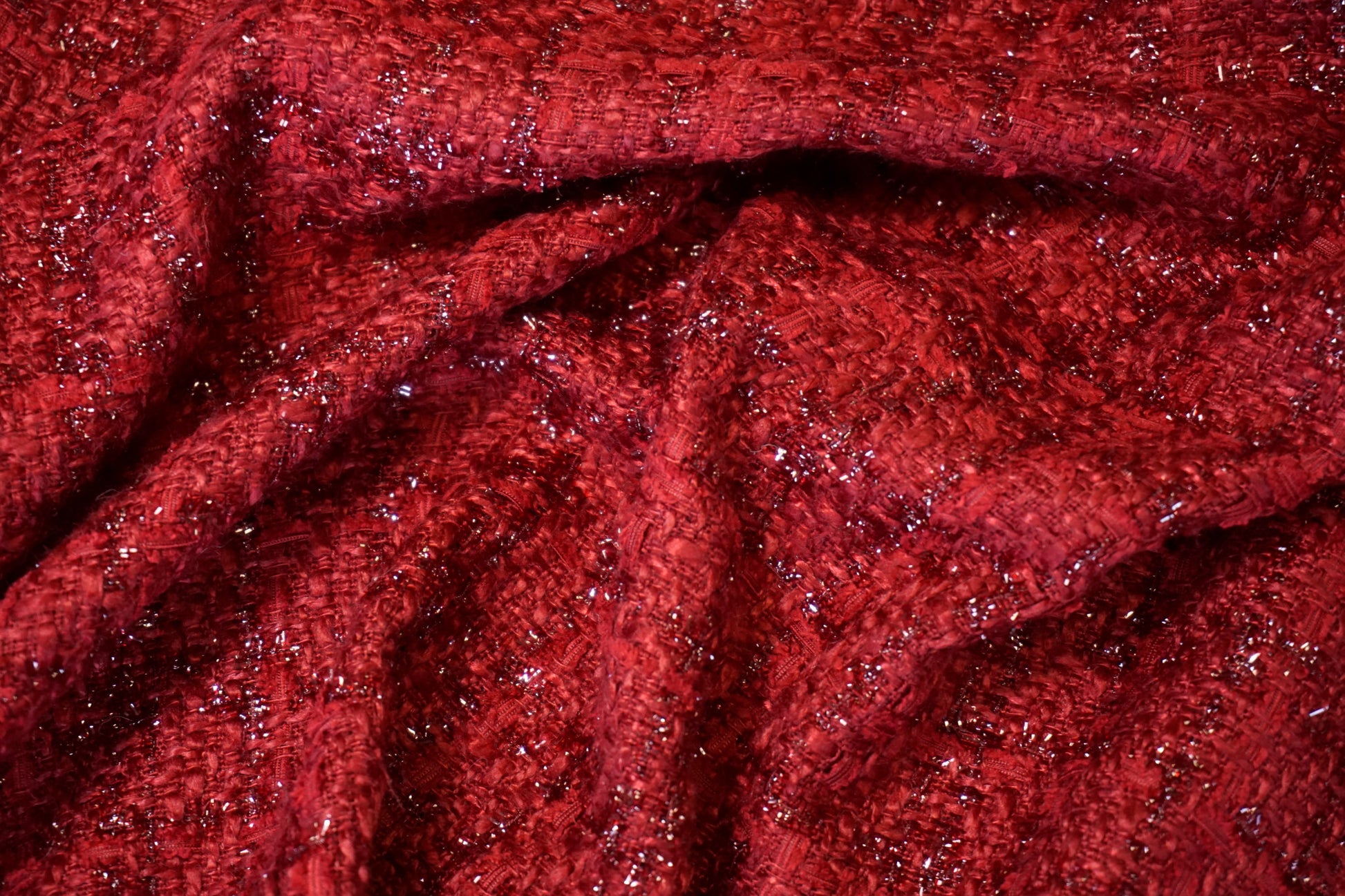 Nahaufnahme der markanten Bouclé-Webstruktur mit eingewebten Lurex-Fäden