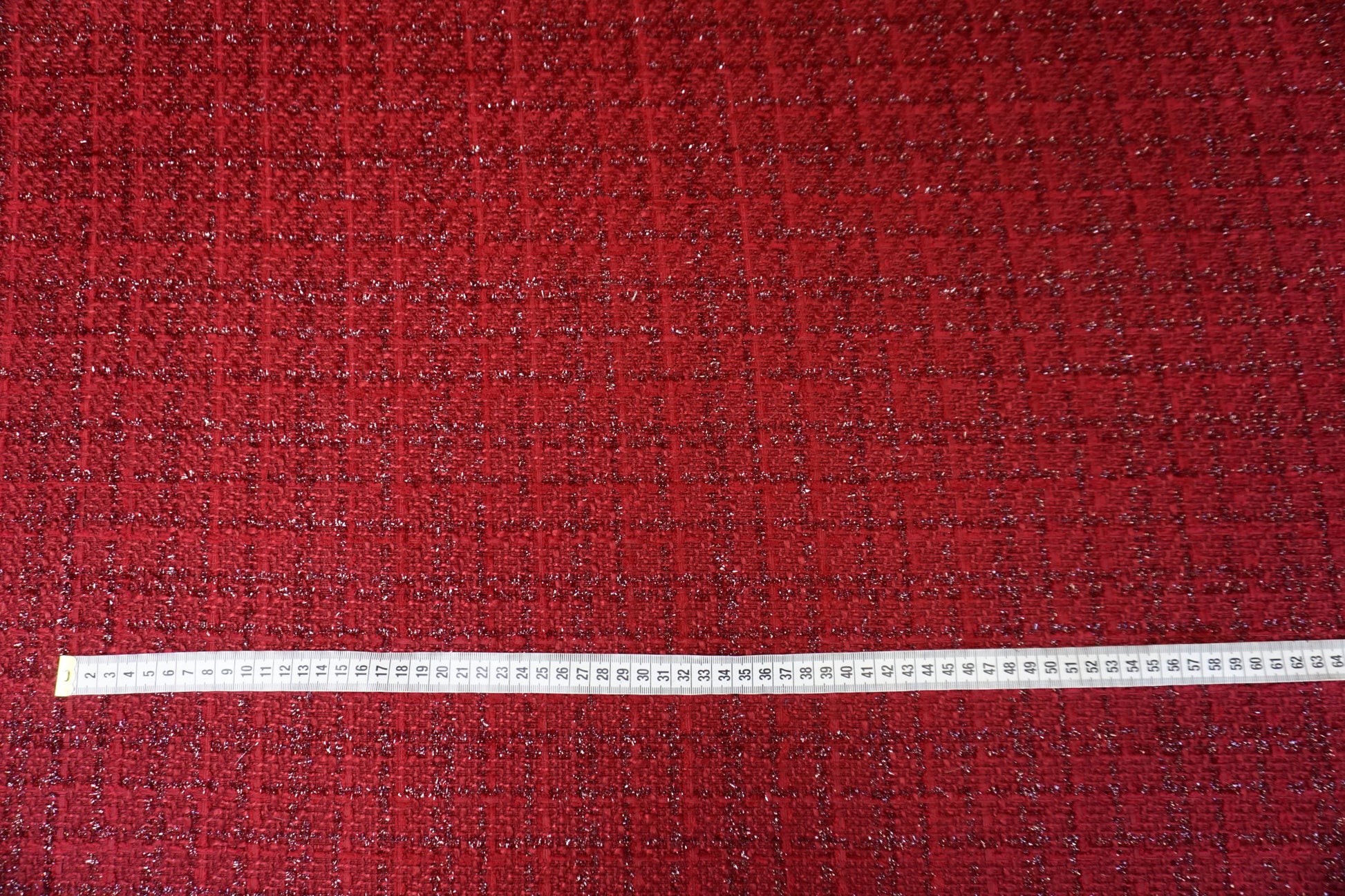 Rubinroter Couture-Bouclé mit feinem Glanz und lebendiger Brillanz im Licht