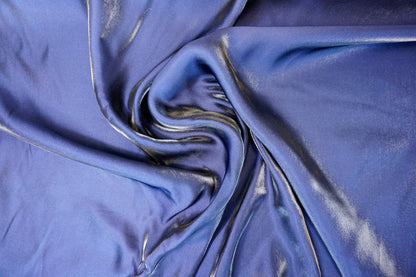 Eleganter Stoff in intensivem Blau mit sanfter, schimmernder Struktur und moderner Ausstrahlung