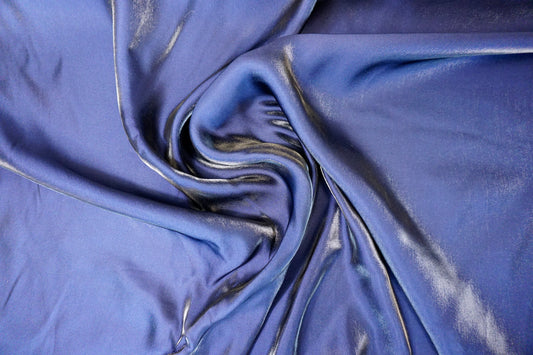 Eleganter Stoff in intensivem Blau mit sanfter, schimmernder Struktur und moderner Ausstrahlung