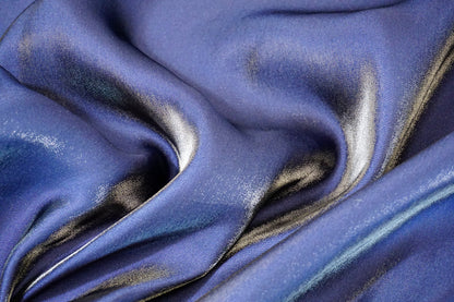 Nahaufnahme der seidigen Oberfläche mit feiner Wasserfallstruktur und lebendigem Glanzeffekt