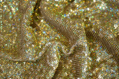 Nahaufnahme der dicht gesetzten goldenen Pailletten mit holografischem Farbspiel
