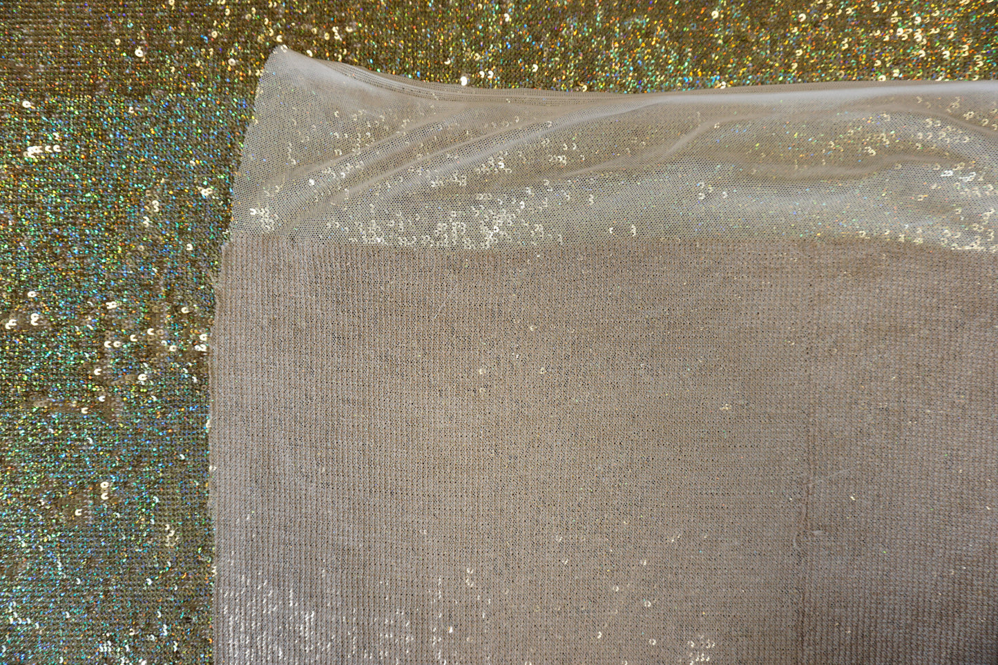 Weiche Nude-Tüll-Rückseite des Paillettenstoffs für angenehmen Tragekomfort