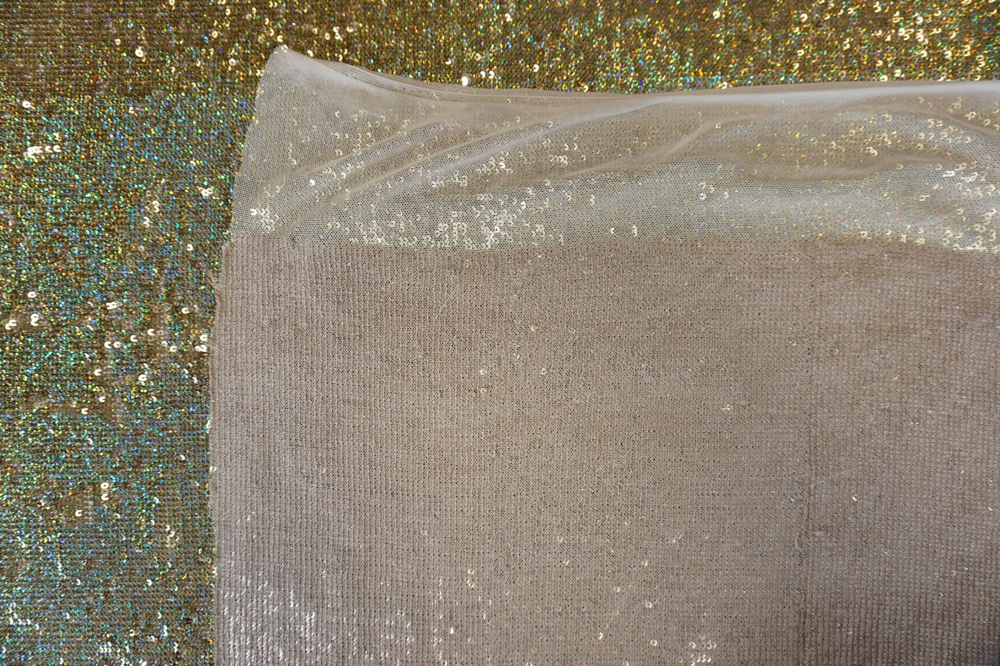 Weiche Nude-Tüll-Rückseite des Paillettenstoffs für angenehmen Tragekomfort