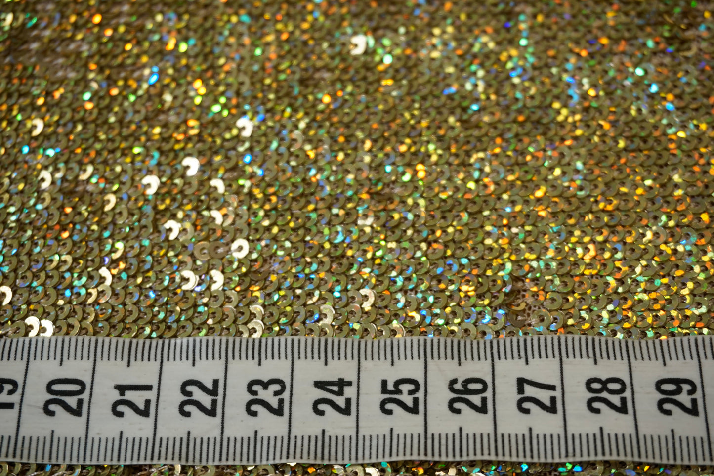 Schimmernder Goldstoff mit Regenbogen-Reflexionen und spektakulärer Leuchtkraft