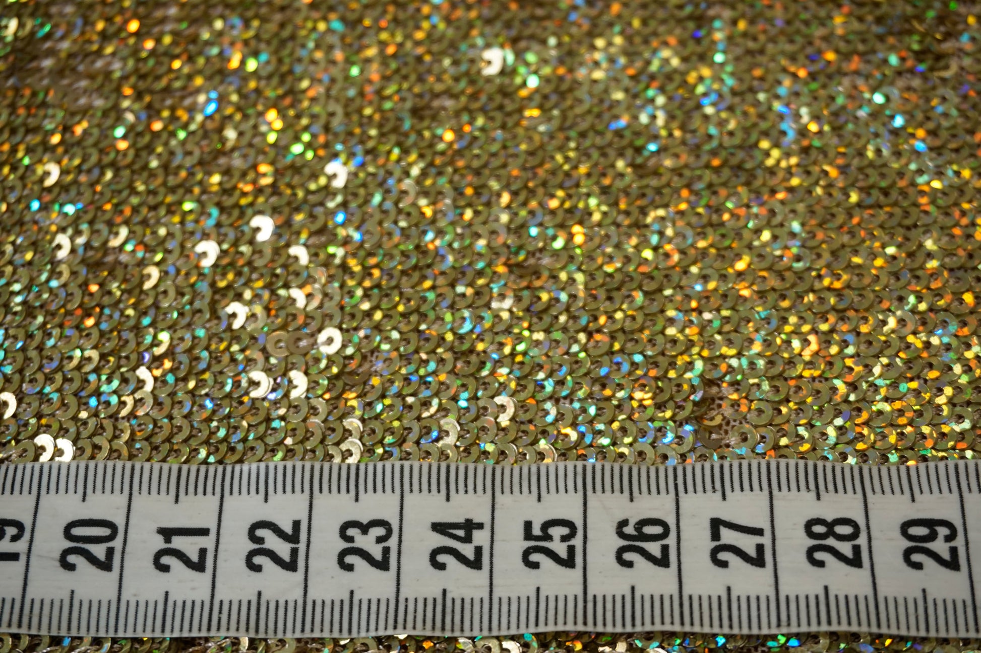 Schimmernder Goldstoff mit Regenbogen-Reflexionen und spektakulärer Leuchtkraft