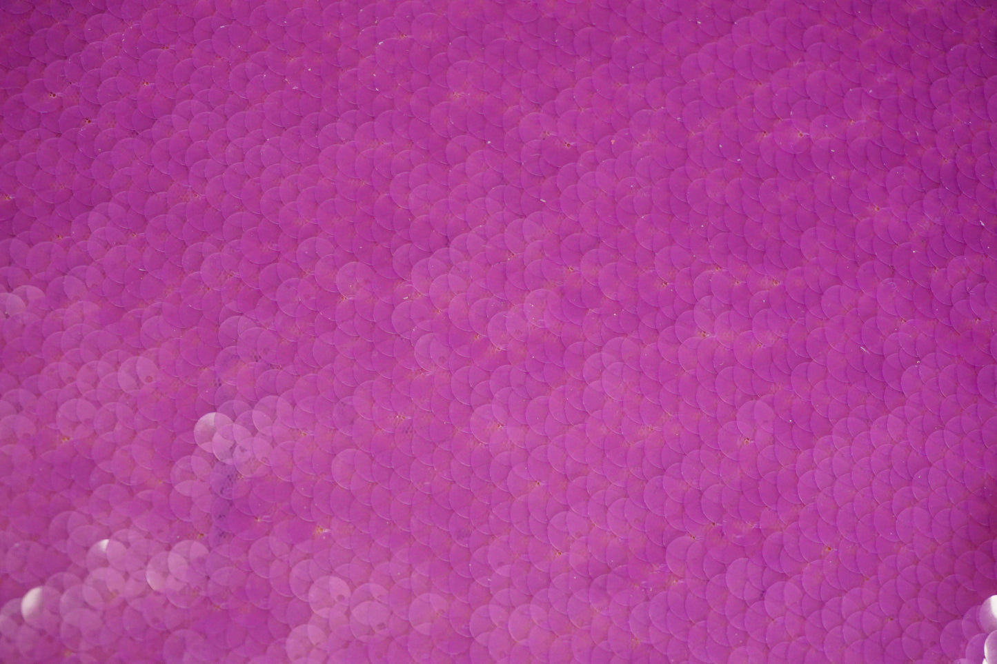 Paillettenstoff in Lila – Glamouröse Statement mit funkelndem Effekt