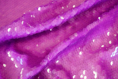 Paillettenstoff in Lila – Glamouröse Statement mit funkelndem Effekt