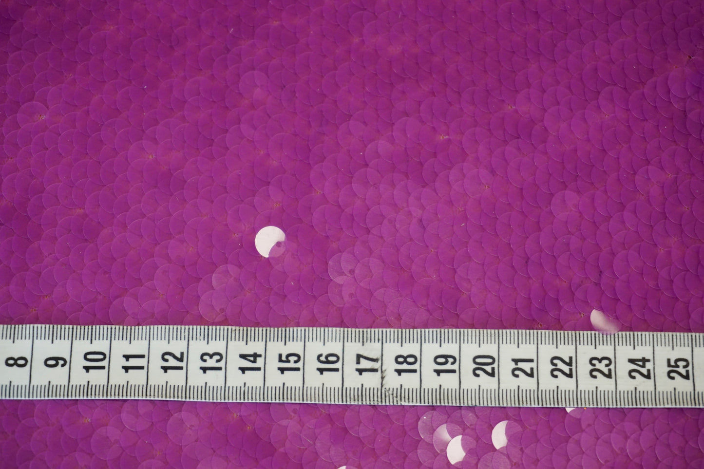 Paillettenstoff in Lila – Glamouröse Statement mit funkelndem Effekt