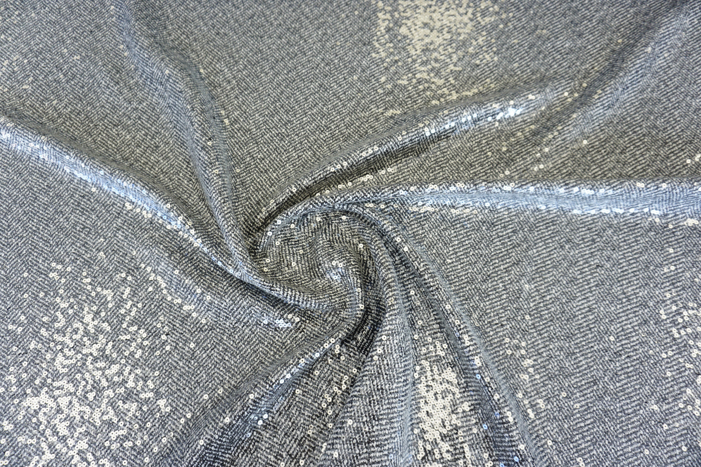 Exklusiver Chevron-Mantelstoff – Fischgrät-Optik mit Pailletten-Glow